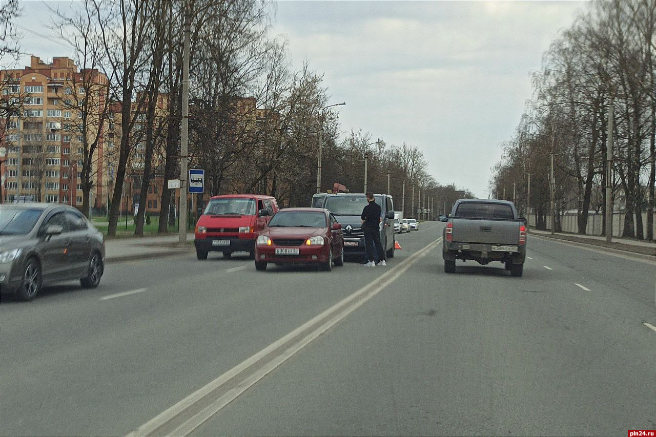 Два автомобиля не разъехались у воинской части в Пскове : Псковская Лента  Новостей / ПЛН