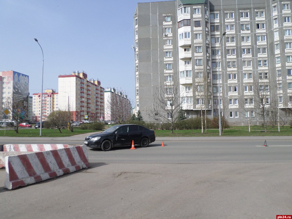 В Пскове мотоциклист врезался в постамент у войсковой части после  столкновения с автомобилем : Псковская Лента Новостей / ПЛН