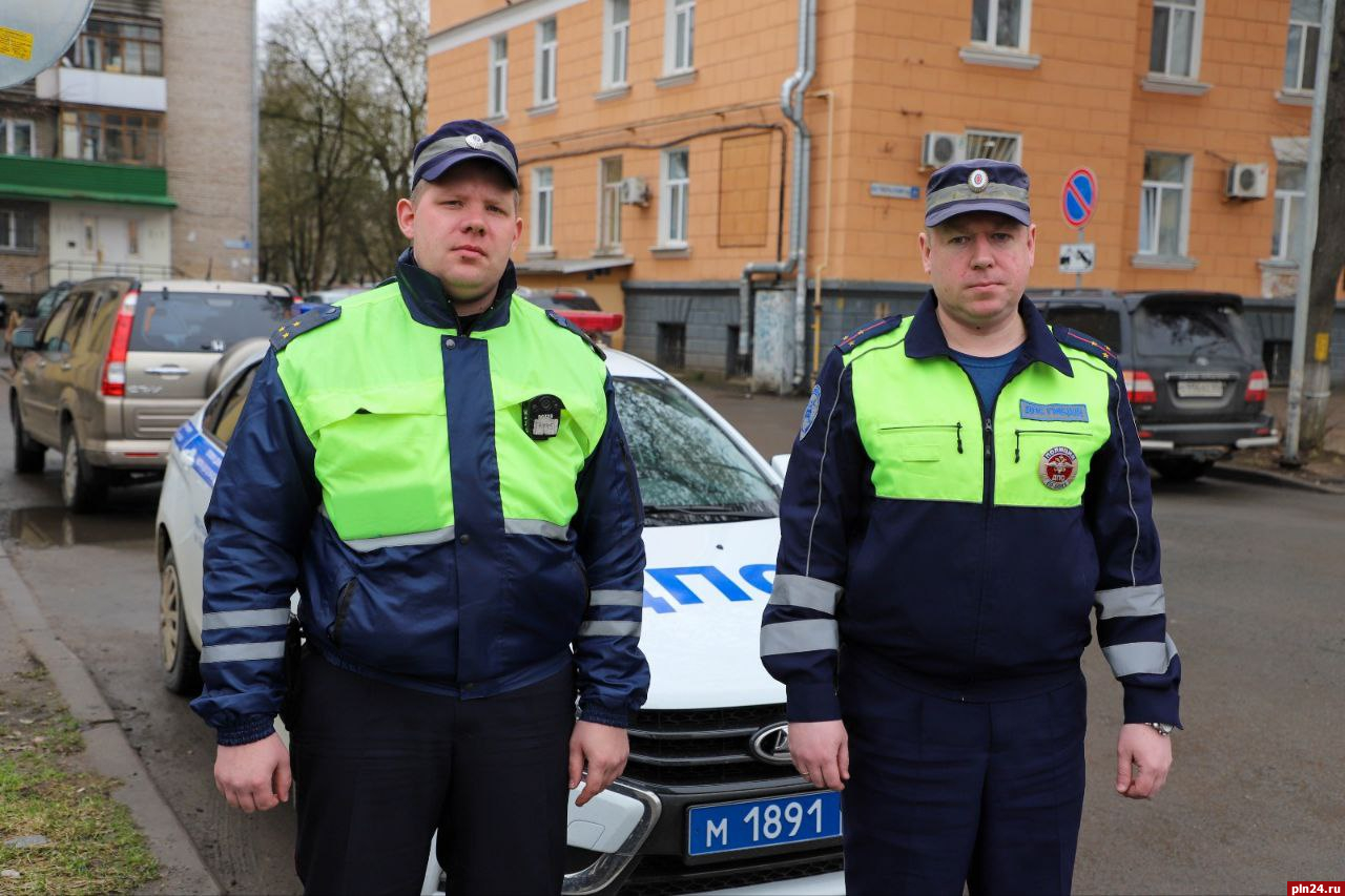 Сотрудники Госавтоинспекции эвакуировали восемь человек из горящей  многоэтажки в Пскове : Псковская Лента Новостей / ПЛН