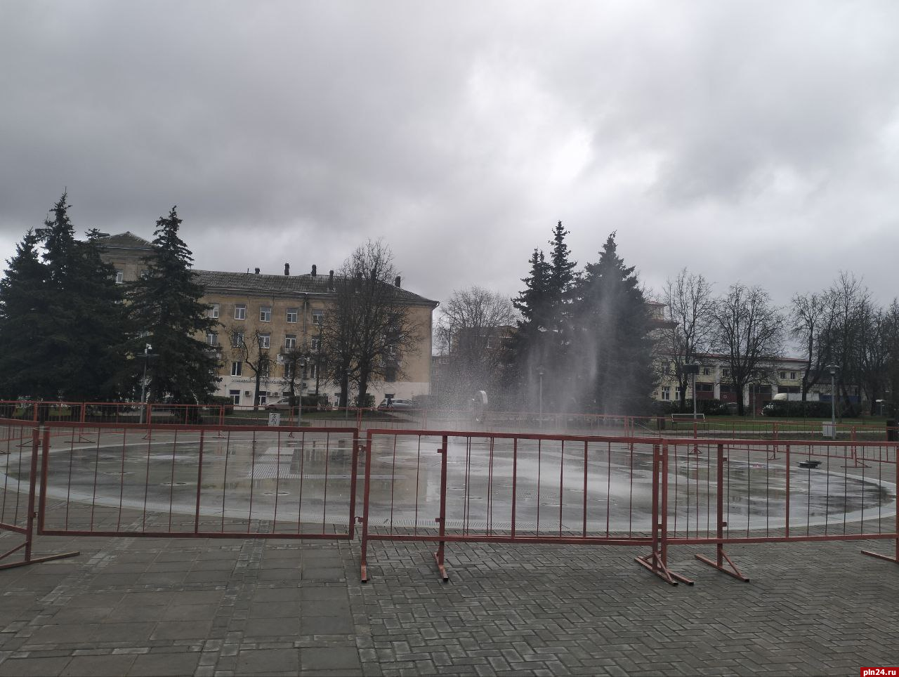 Фотофакт: Новый фонтан на Четырех углах в Пскове огородили забором :  Псковская Лента Новостей / ПЛН