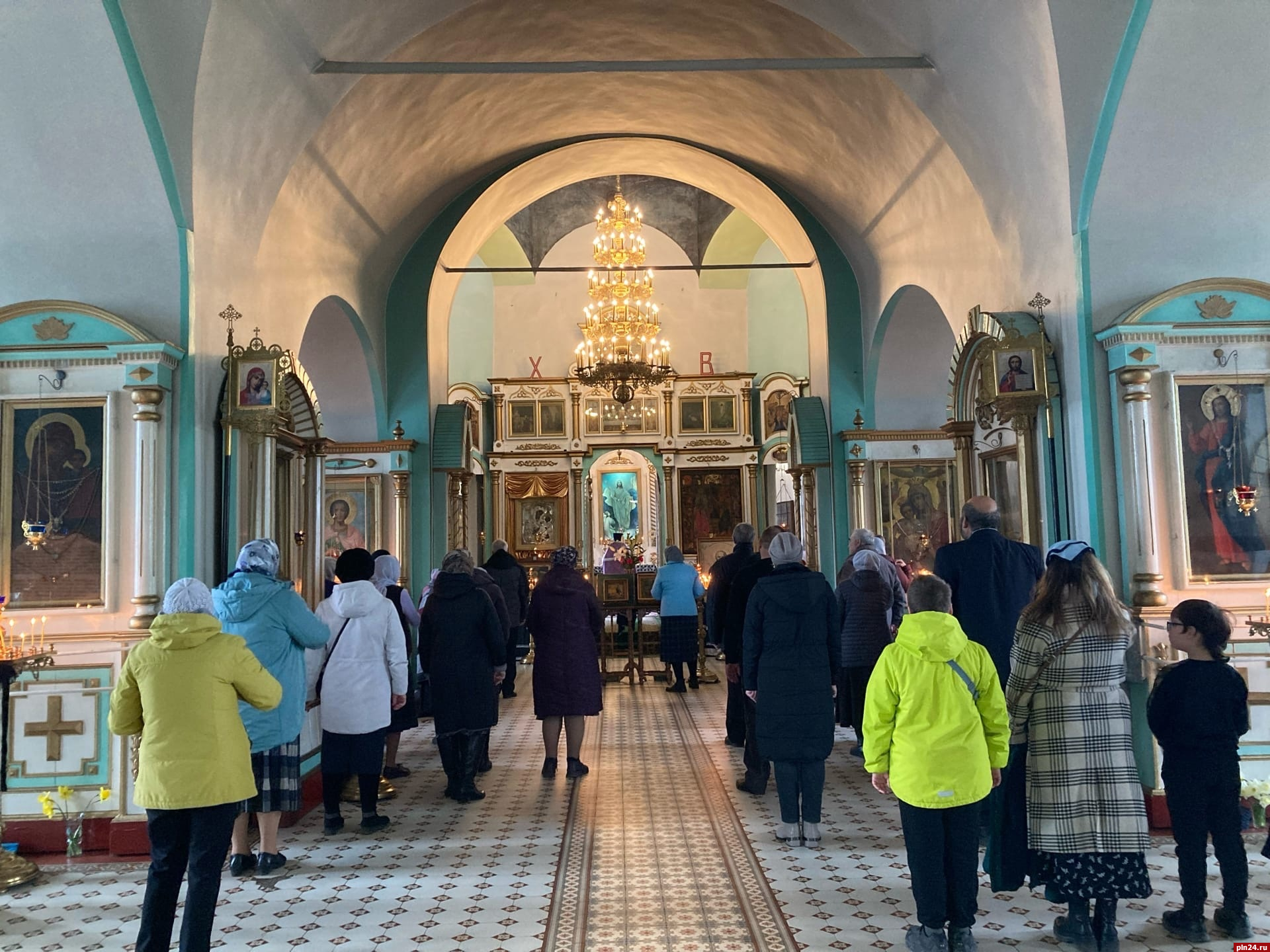 Главный колокол Свято-Троицкого собора в Острове освятили и подняли на  колокольню : Псковская Лента Новостей / ПЛН