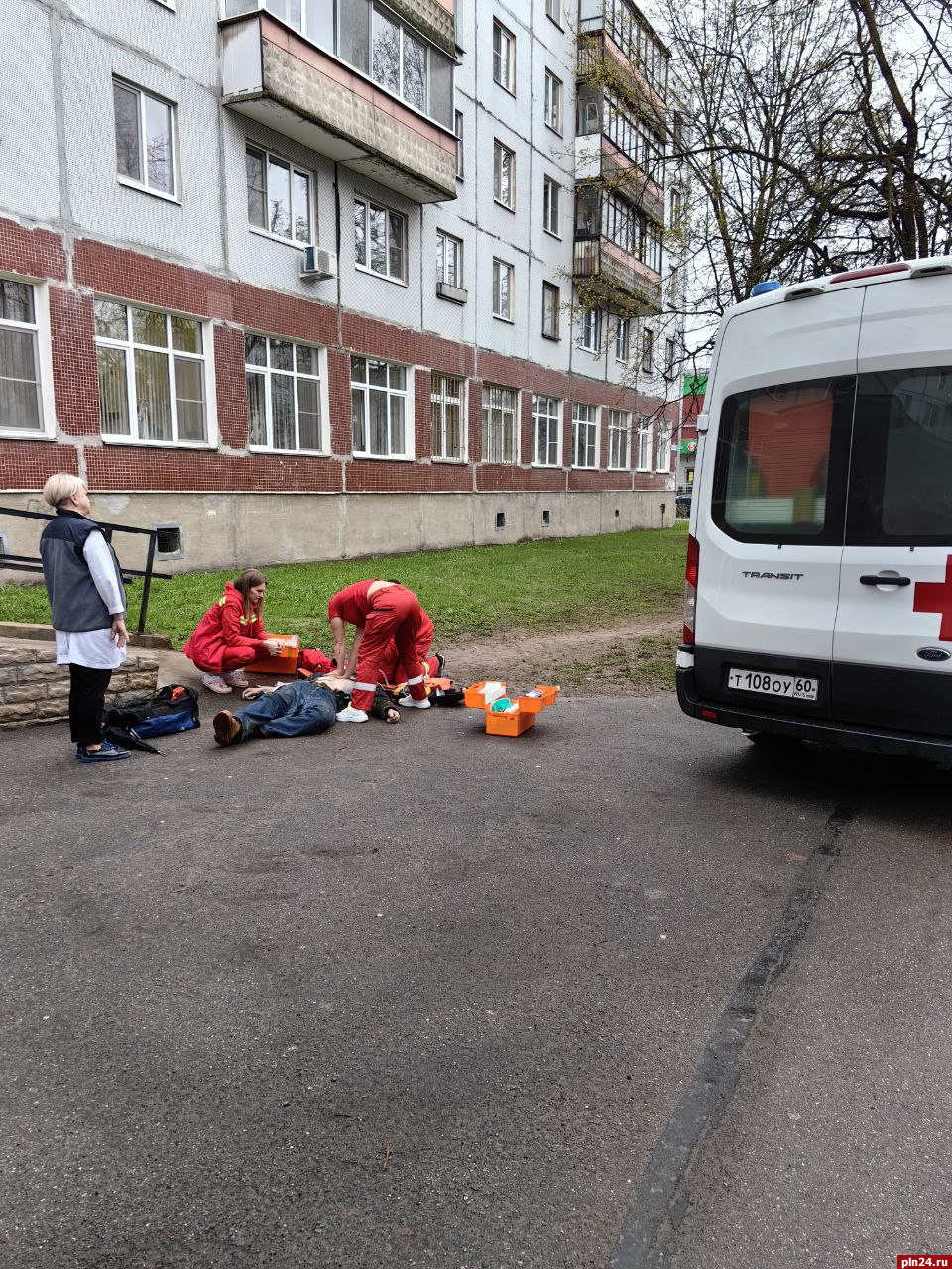 Мужчину реанимируют около детской поликлиники в Пскове : Псковская Лента  Новостей / ПЛН