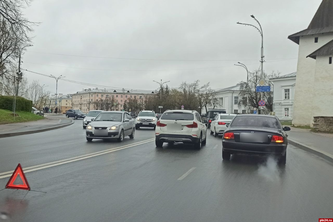 BMW затрудняет движение около Советского моста в Пскове : Псковская Лента  Новостей / ПЛН