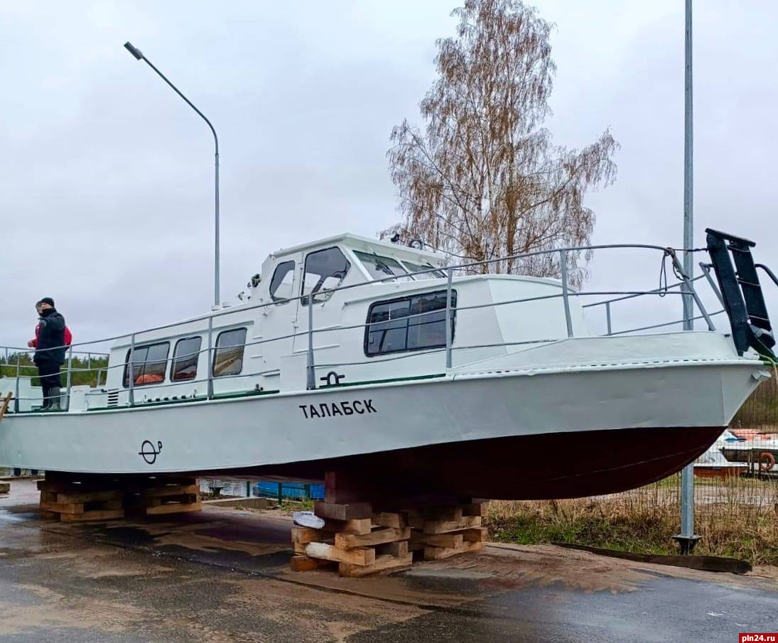 Три катера спустили на воду в псковской деревне Толбица : Псковская Лента  Новостей / ПЛН