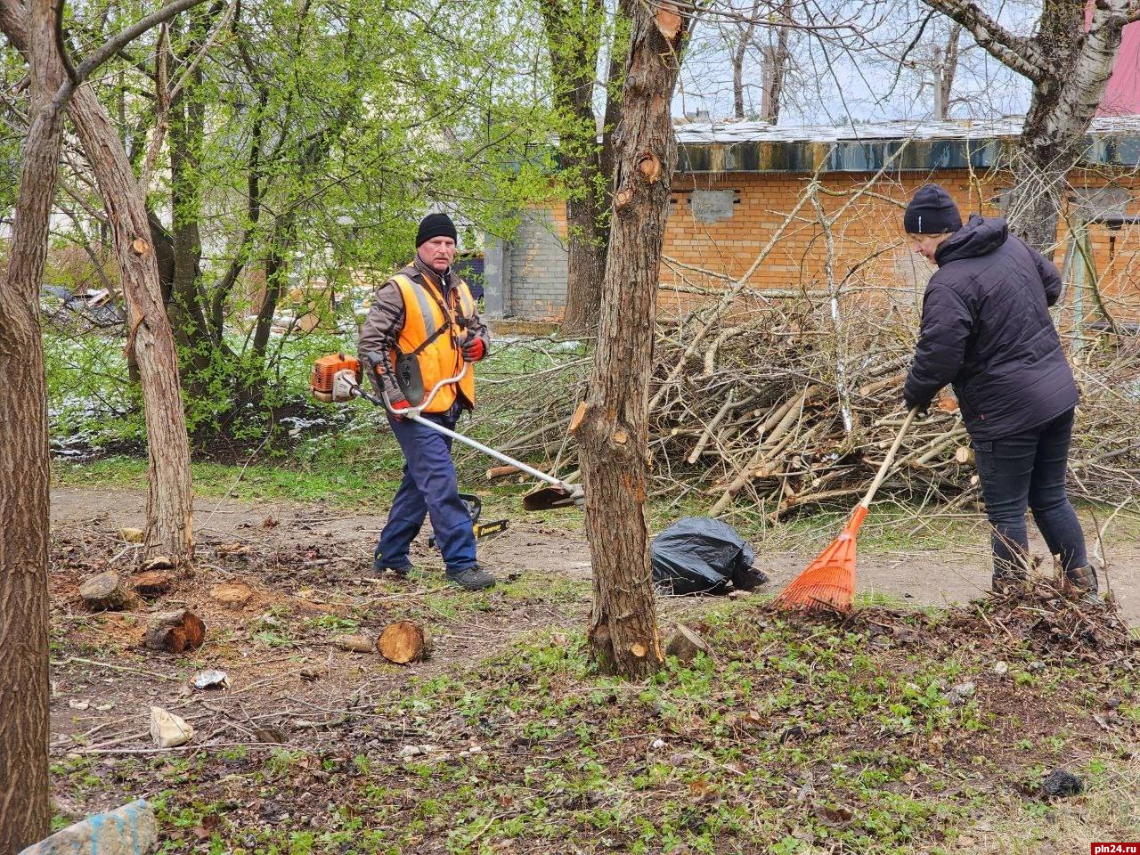 Управляющая компания «Новый квартал» привела в порядок территорию дома в  Печорах : Псковская Лента Новостей / ПЛН