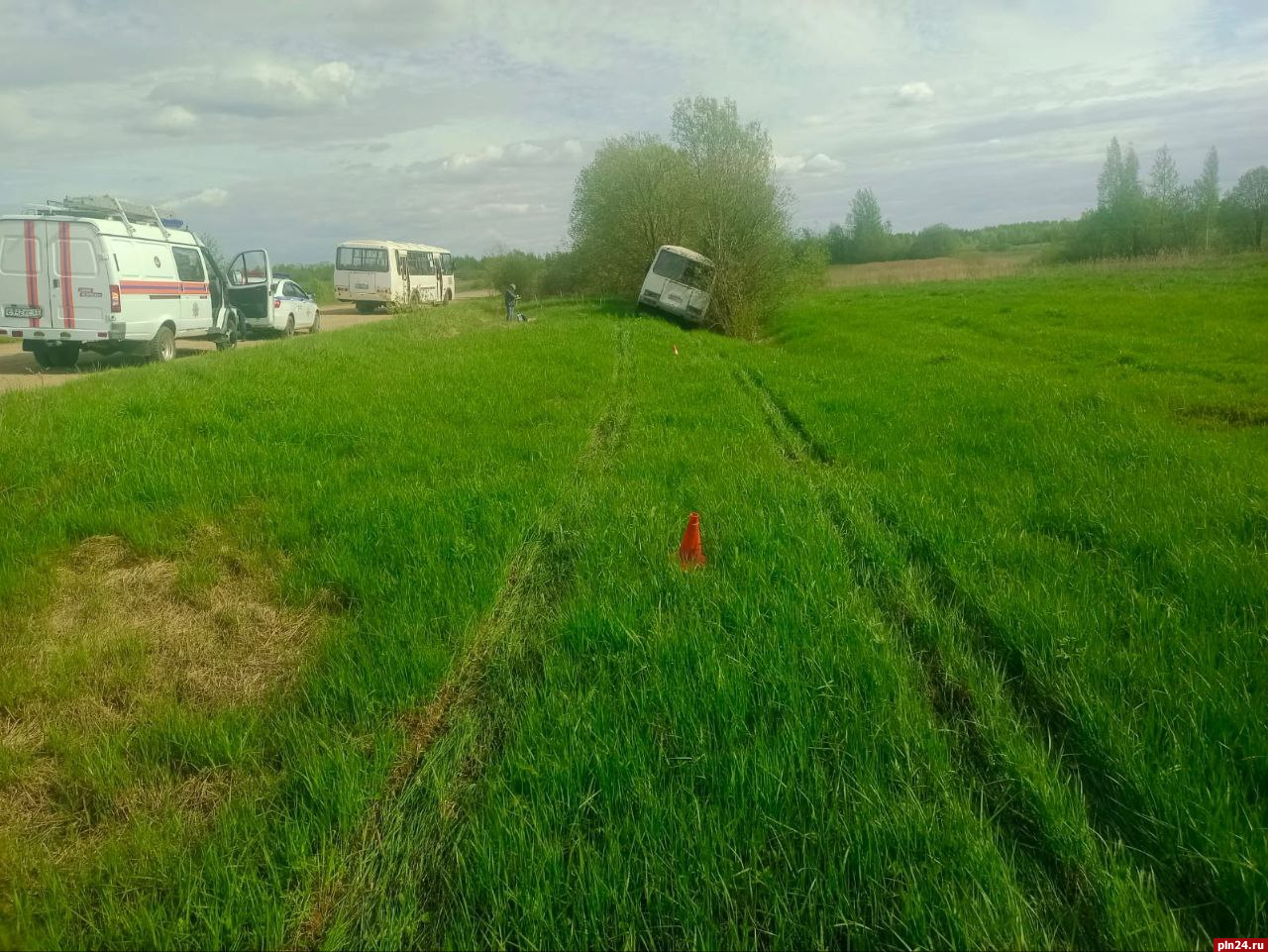 Водитель автобуса потерял сознание и съехал в кювет в Великолукском районе,  пострадал пассажир : Псковская Лента Новостей / ПЛН