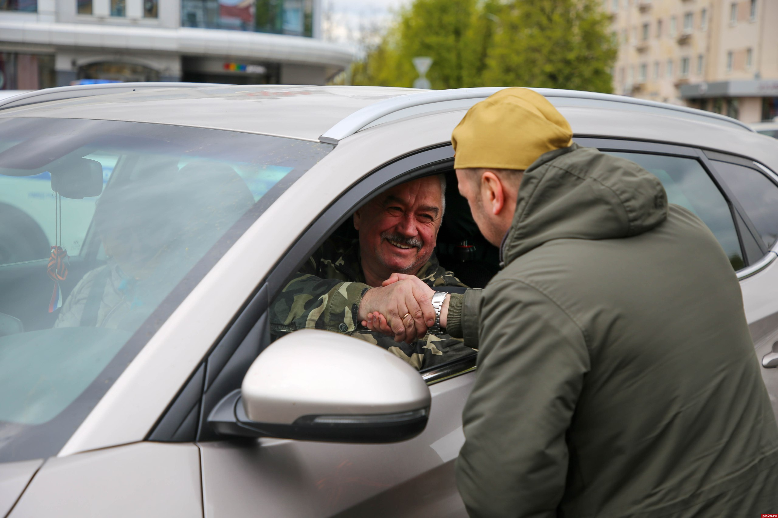 Псковские полицейские раздали георгиевские ленточки на улицах города :  Псковская Лента Новостей / ПЛН