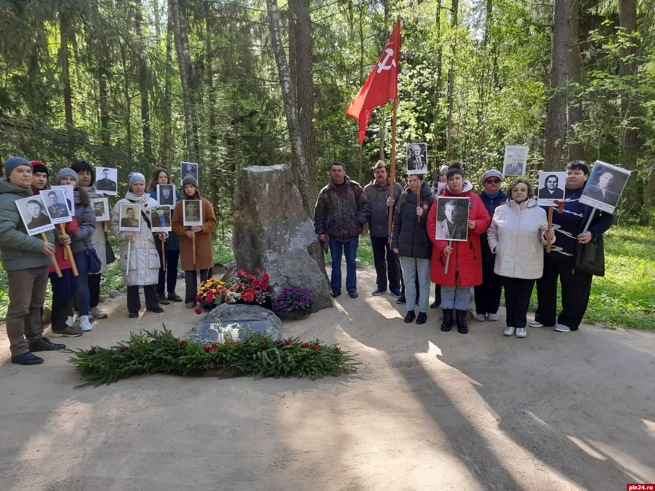 Цветы и еловые ветви принесли к могиле Неизвестного солдата в  «Михайловском» : Псковская Лента Новостей / ПЛН