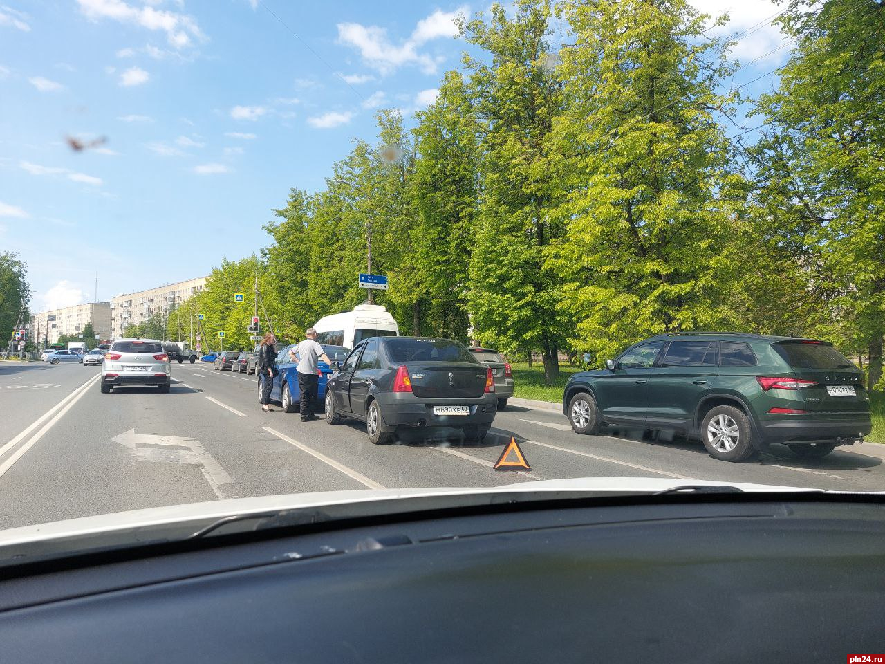 Renault и Chevrolet не разъехались на Рижском проспекте в Пскове : Псковская  Лента Новостей / ПЛН