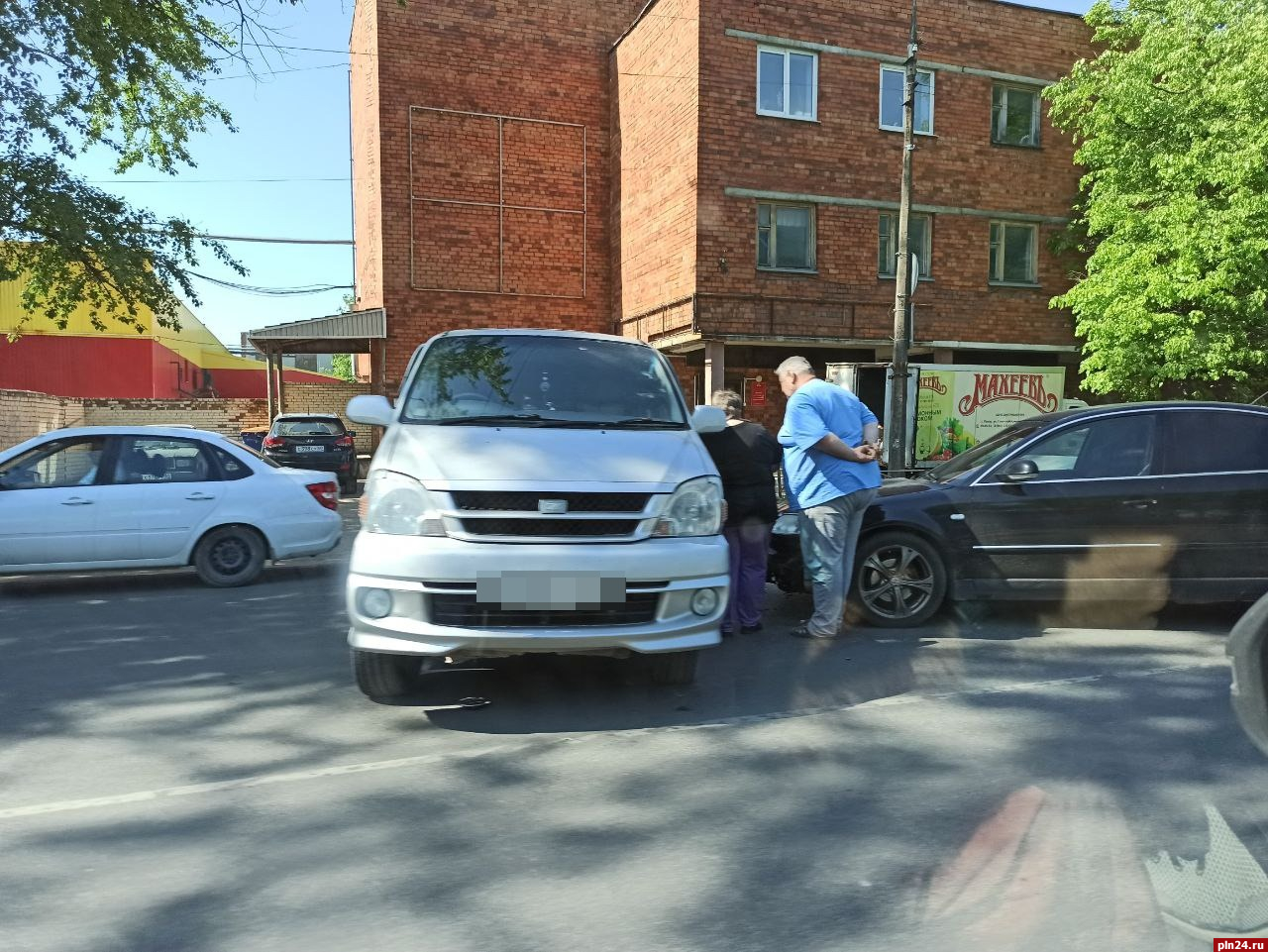 Два автомобиля столкнулись на улице Леона Поземского в Пскове : Псковская  Лента Новостей / ПЛН