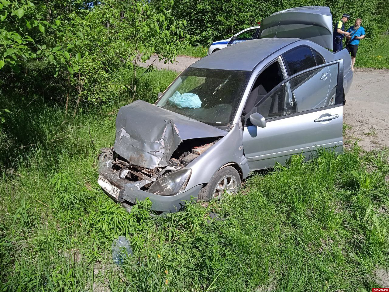 Под Псковом легковой автомобиль врезался в бронированный фургон и вылетел с  дороги : Псковская Лента Новостей / ПЛН