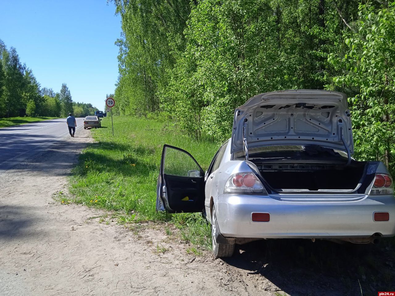 Под Псковом легковой автомобиль врезался в бронированный фургон и вылетел с  дороги : Псковская Лента Новостей / ПЛН