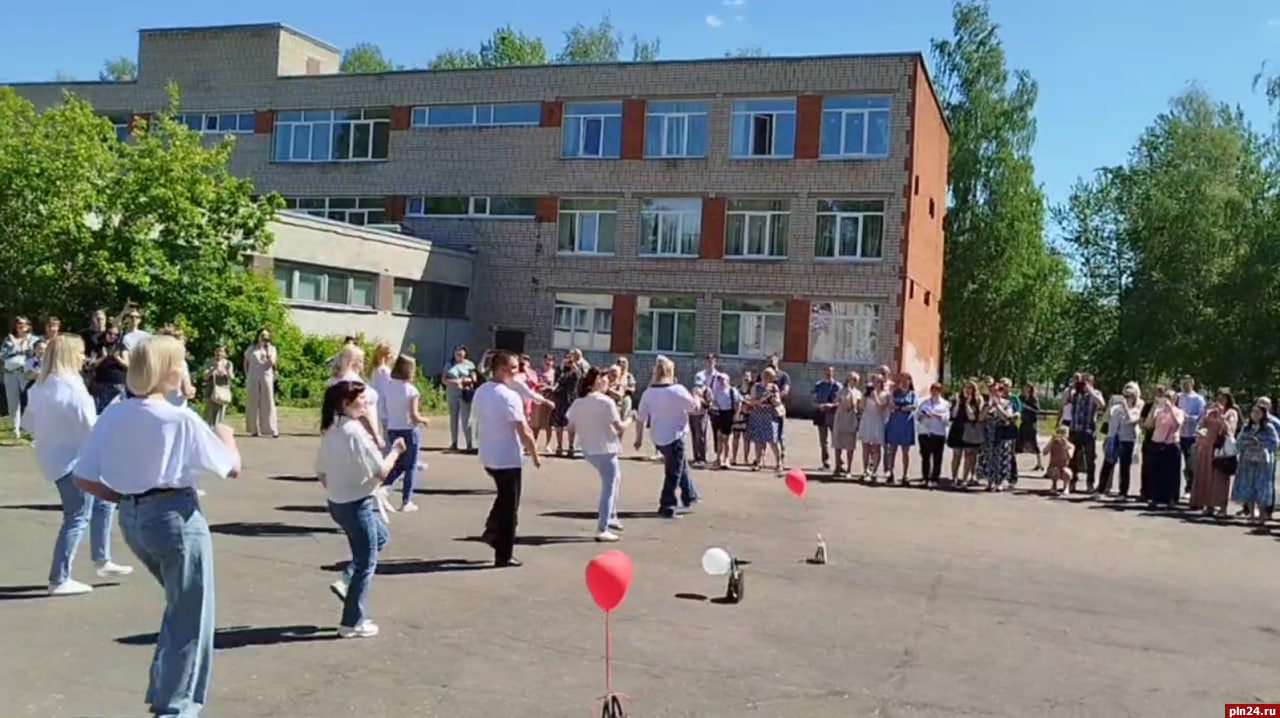 Псковские родители поздравили выпускников с Последним звонком кавер-версией  «Седой ночи» : Псковская Лента Новостей / ПЛН