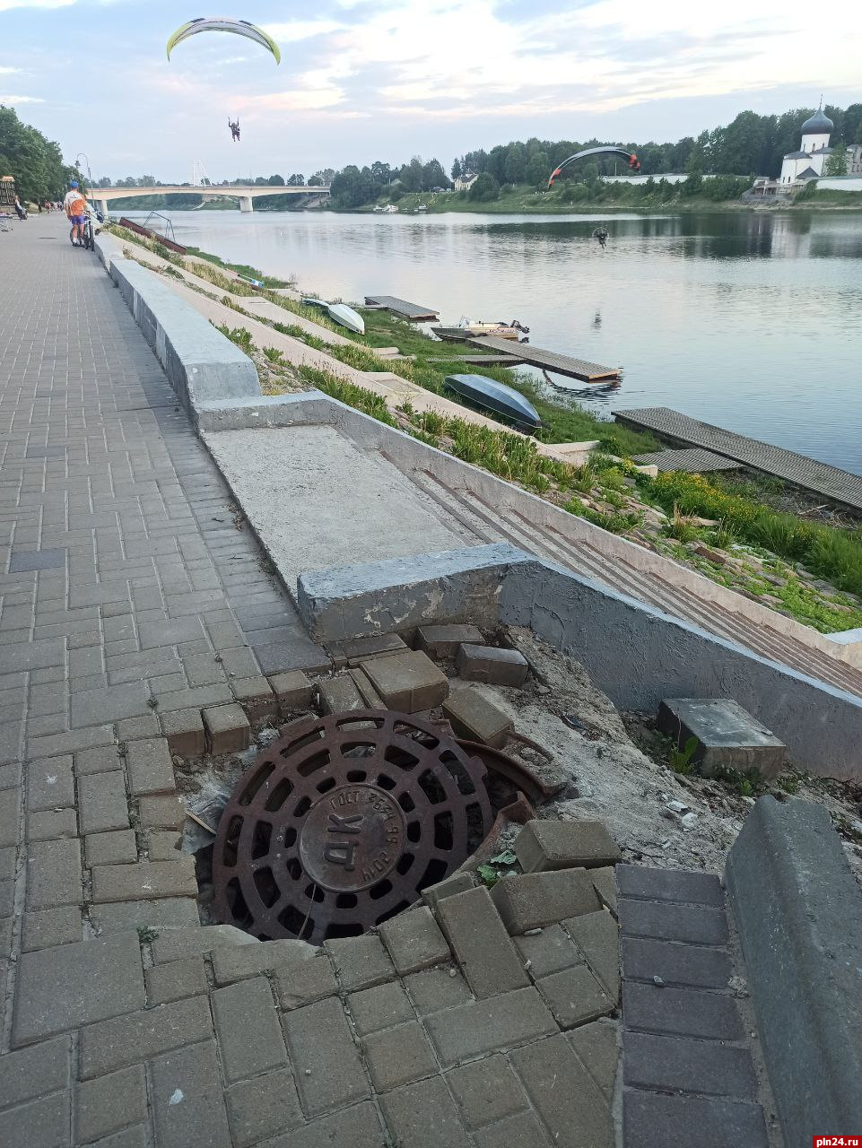 Люк провалился на набережной реки Великой в Пскове : Псковская Лента  Новостей / ПЛН