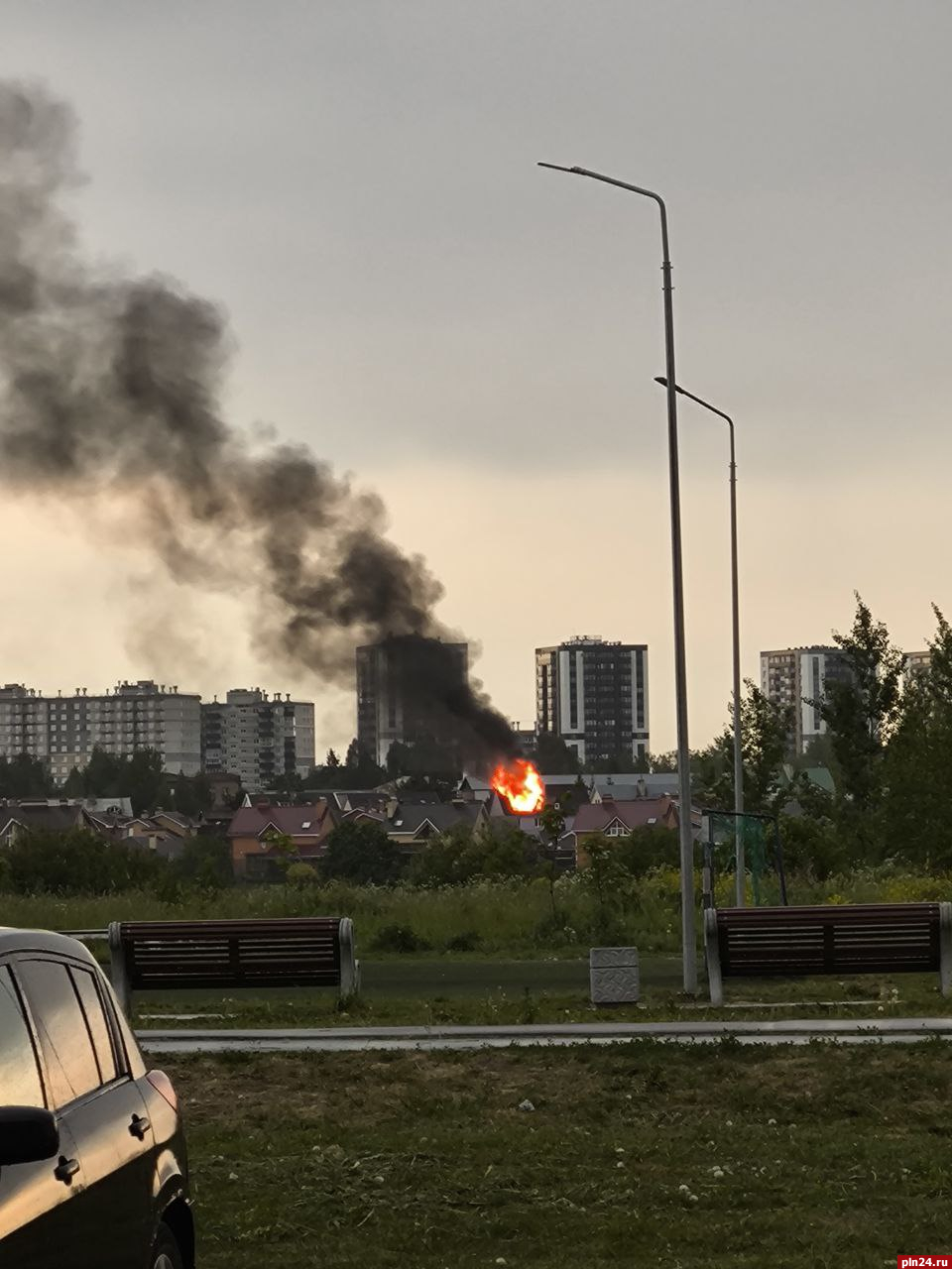 Жилой дом горит на улице Ваганова в Пскове