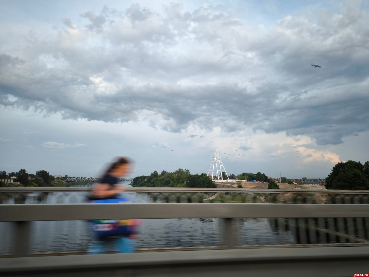 Фотофакт: Элементы колеса начали крепить к опорам будущего аттракциона в  Пскове : Псковская Лента Новостей / ПЛН