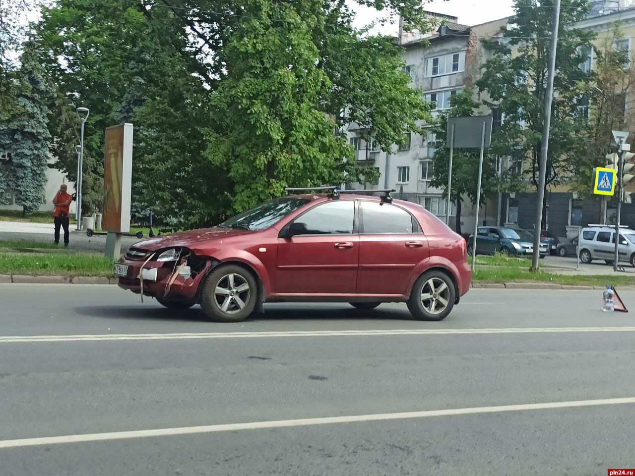 Land Cruiser и Chevrolet столкнулись на Октябрьском проспекте в Пскове :  Псковская Лента Новостей / ПЛН