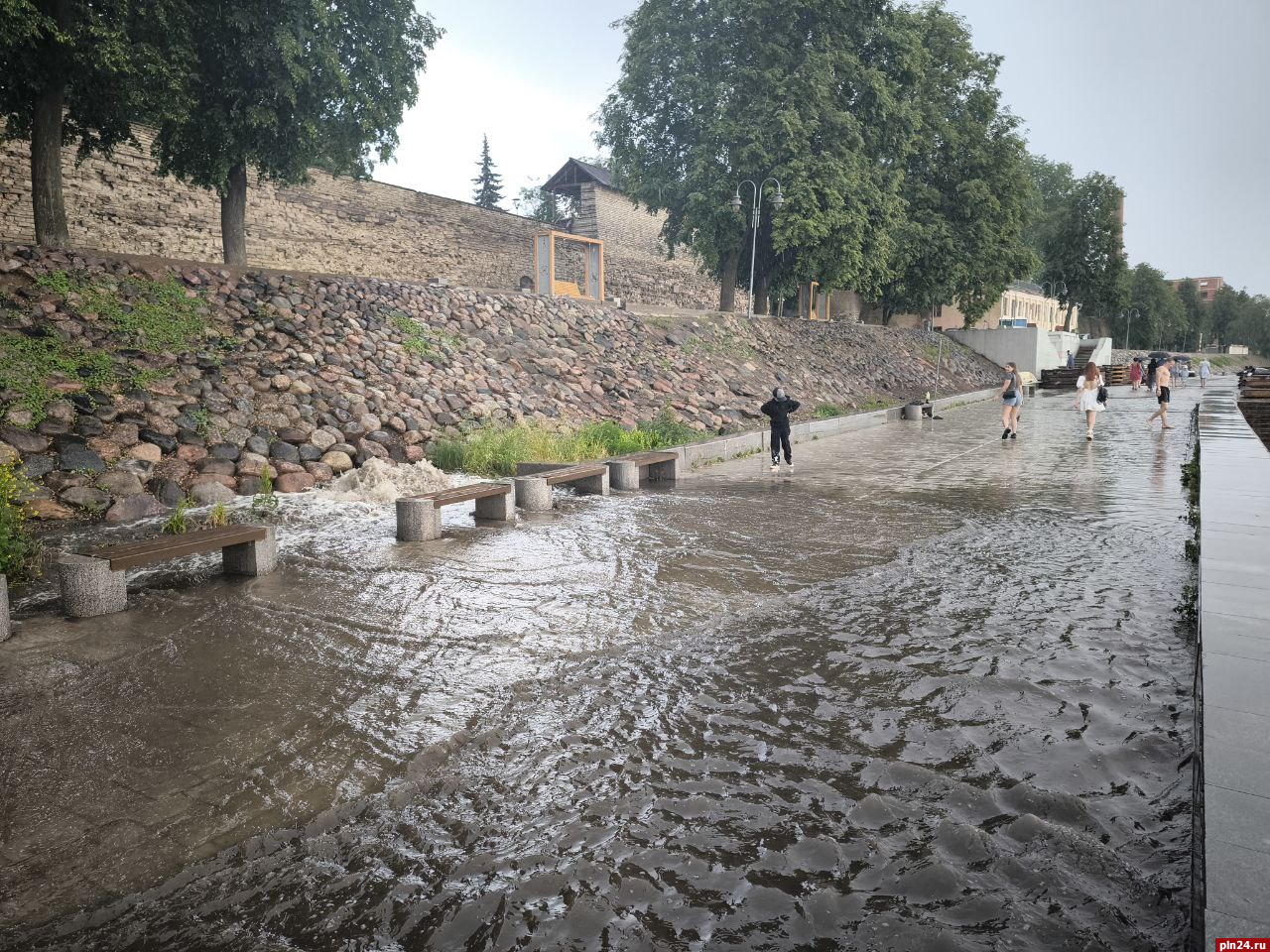 Фотофакт: Набережную в Пскове затопило после дождя : Псковская Лента  Новостей / ПЛН