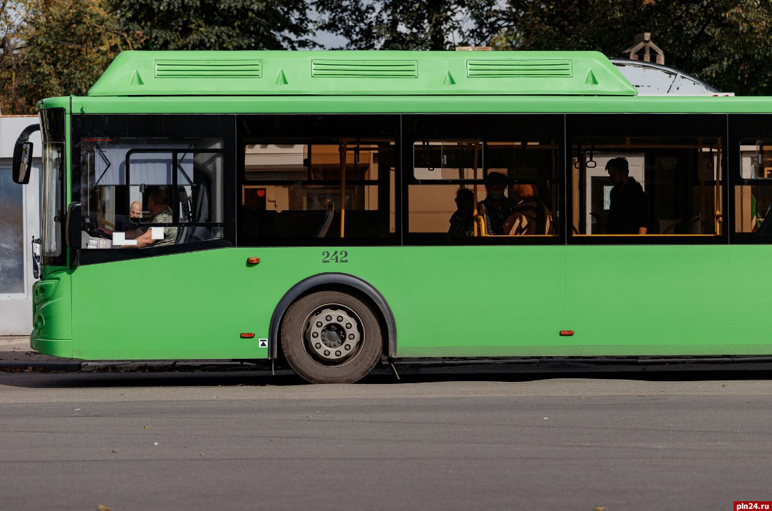 Автобус маршрута №25 в Пскове вновь курсирует по улице Поземского :  Псковская Лента Новостей / ПЛН