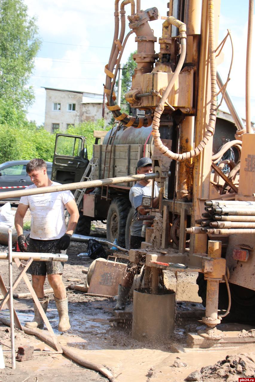 Новую скважину для котельной и системы водоснабжения бурят в Локне :  Псковская Лента Новостей / ПЛН