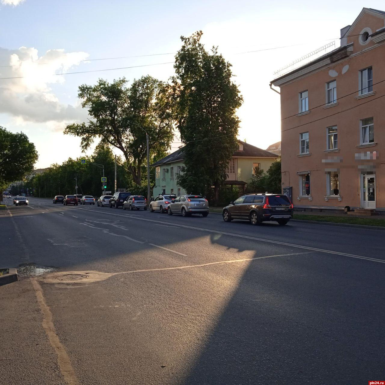 В Пскове на Рижском проспекте, 16 запретили остановку транспорта :  Псковская Лента Новостей / ПЛН