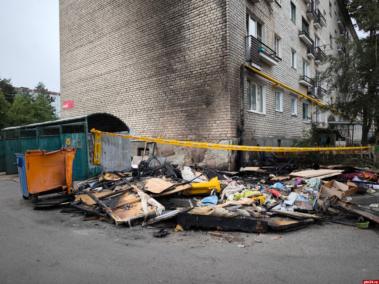 Крупногабаритный мусор горел на придомовой территории на Завеличье :  Псковская Лента Новостей / ПЛН