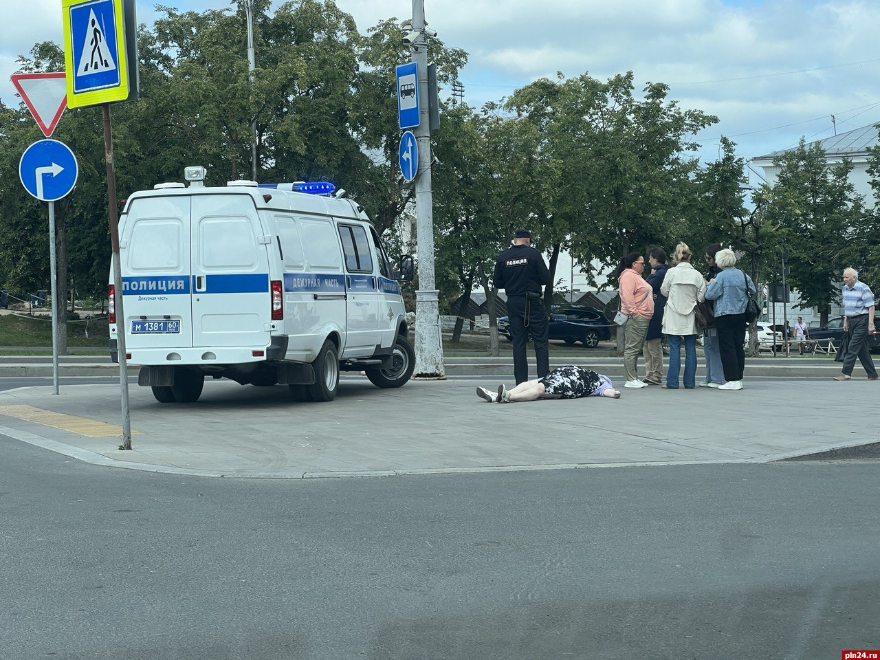 Женщина умерла на площади Ленина в Пскове : Псковская Лента Новостей / ПЛН