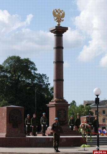 Псков город воинской. Стела город воинской славы Псков. Псков город воинской славы памятники. Псков Обелиск город воинской славы.