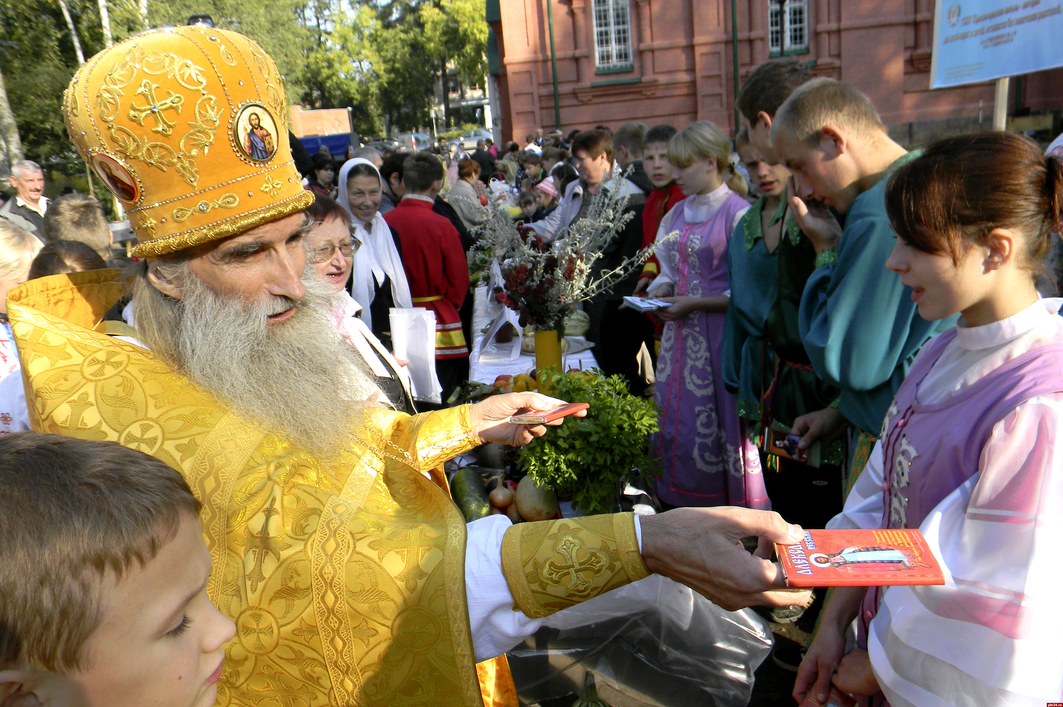 Батюшки на службе в желтом фото. Фотографии  священник показывает с праздником на украинском. Батюшки, новость то какая.