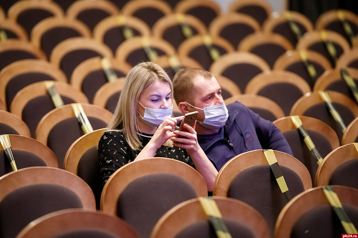 В течение всего спектакля зрители искренне смеялись. Спектакль зрители. Недовольные зрители. Зрители спят. Спящие зрители.