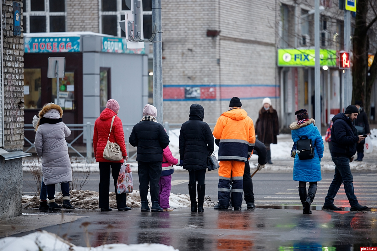 люди на улице города. можно ли сейчас на улице. пешеходы на улице. можно ли сейчас на улице. прохожие люди на улице.