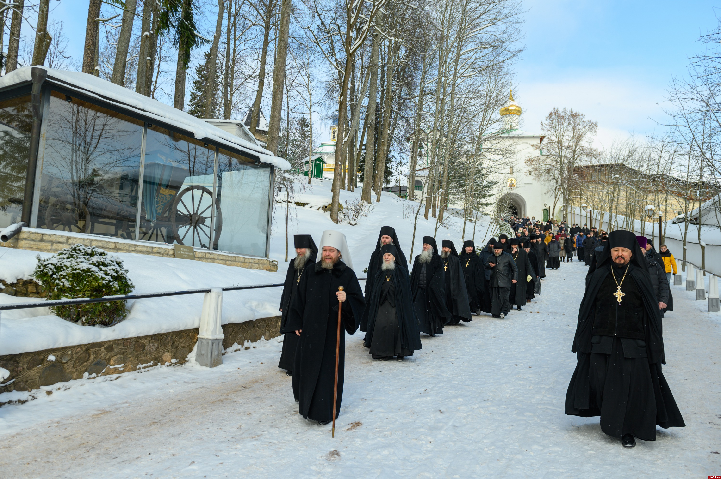 Захоронения в псково печерском монастыре фото