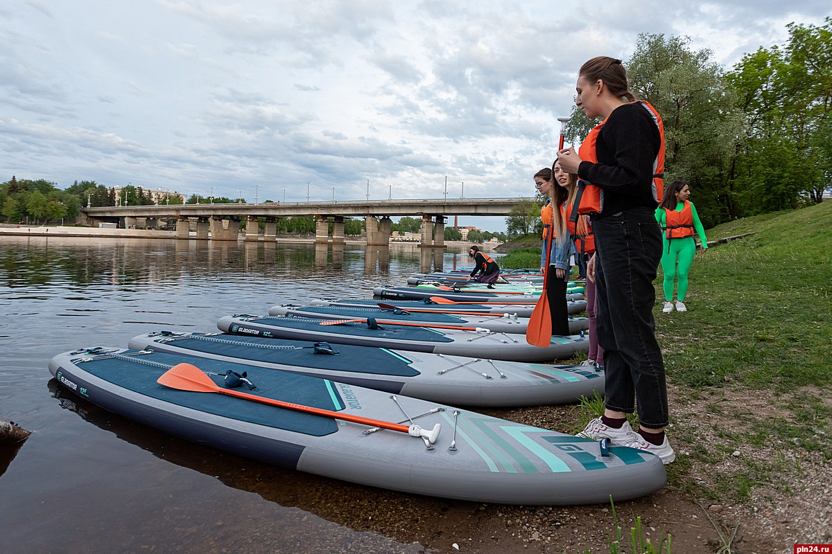 Массовый сплав. Sup фестиваль. Водный фестиваль. Sup-серфер Псков. На sup с друзьями.