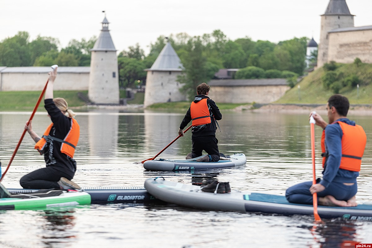 Массовый сплав. Водный фестиваль. Sup фестиваль. На sup с друзьями. Sup-серфер Псков.