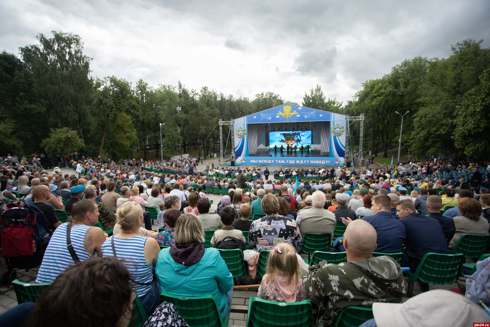 Зелен псков. Зеленый театр Псков 2022. Псков парад 2 августа 2022. ВДВ Псков 2022. Псков 2 августа 2022.