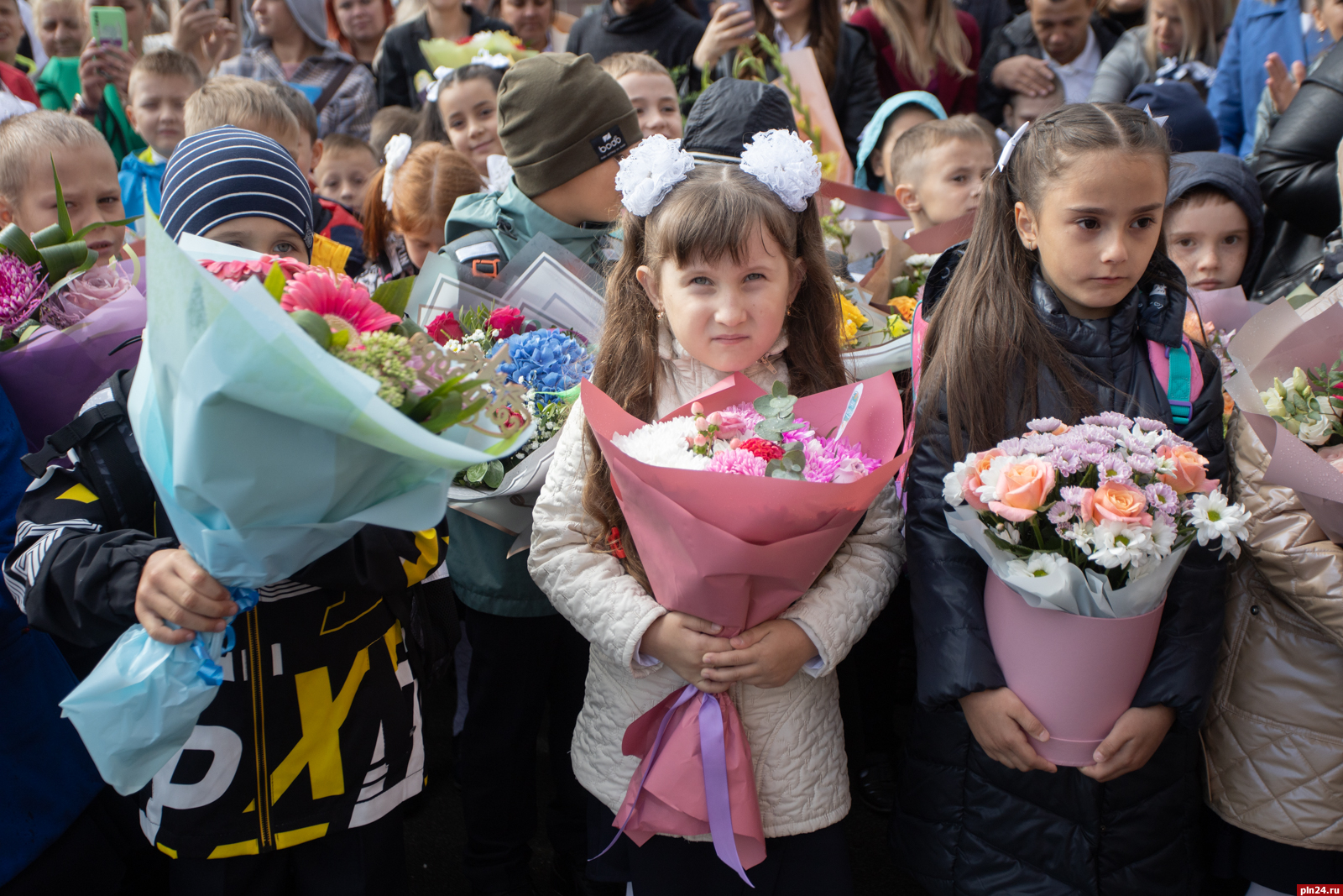 Отметить сентябрь. Букет на 1 сентября первокласснику. День знаний. 1 Сентября день знаний. Школьники 1 сентября.