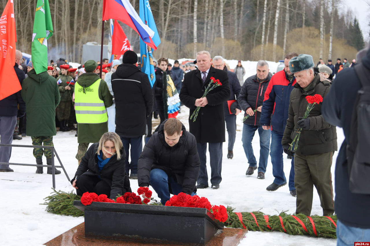 Памятный митинг у мемориала на месте гибели Александра Матросова.  ФОТОРЕПОРТАЖ : Псковская Лента Новостей / ПЛН