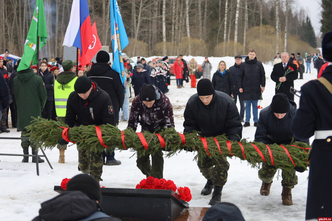 Памятный митинг у мемориала на месте гибели Александра Матросова.  ФОТОРЕПОРТАЖ : Псковская Лента Новостей / ПЛН