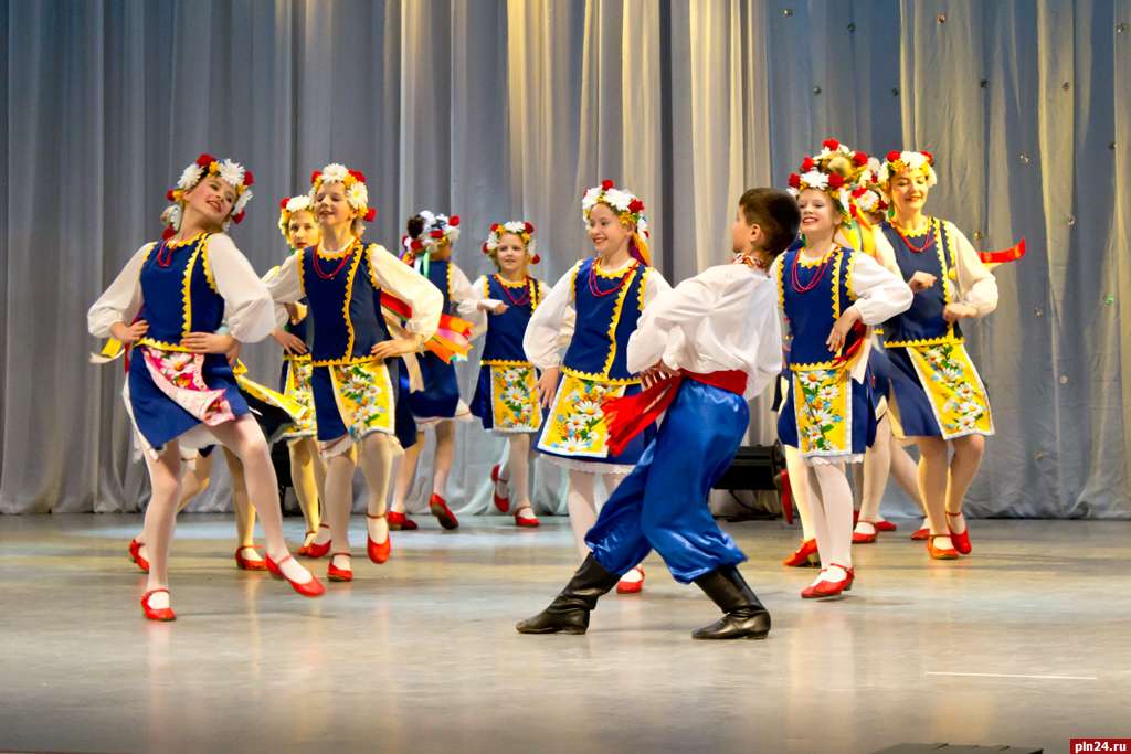 Хореографический ансамбль солнышко псков. Ансамбль солнышко. Ансамбль солнышко. Дети солнца танцевальный коллектив. Ансамбль солнышко.