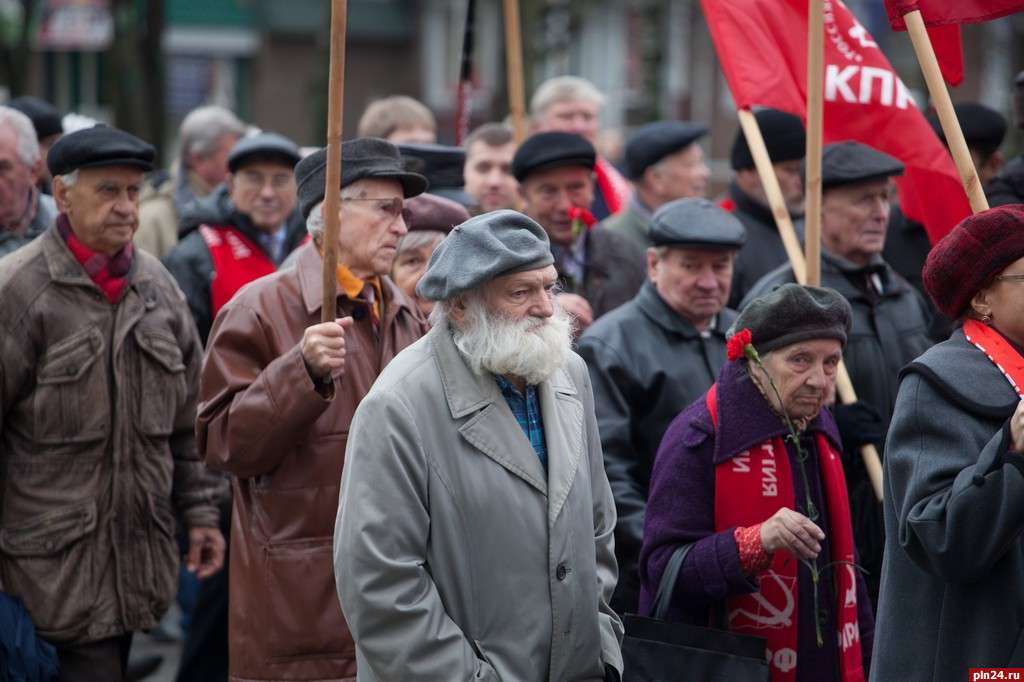 Почему день революции отмечают 7 ноября. Коммунисты лица 1917. Революция Псков. Коммунисты в 96. Октябрьская революция во Псковщине.