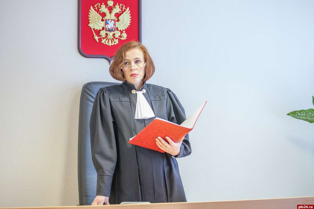 Сайт великолукского городского суда. Судья Пантелеева Псков.