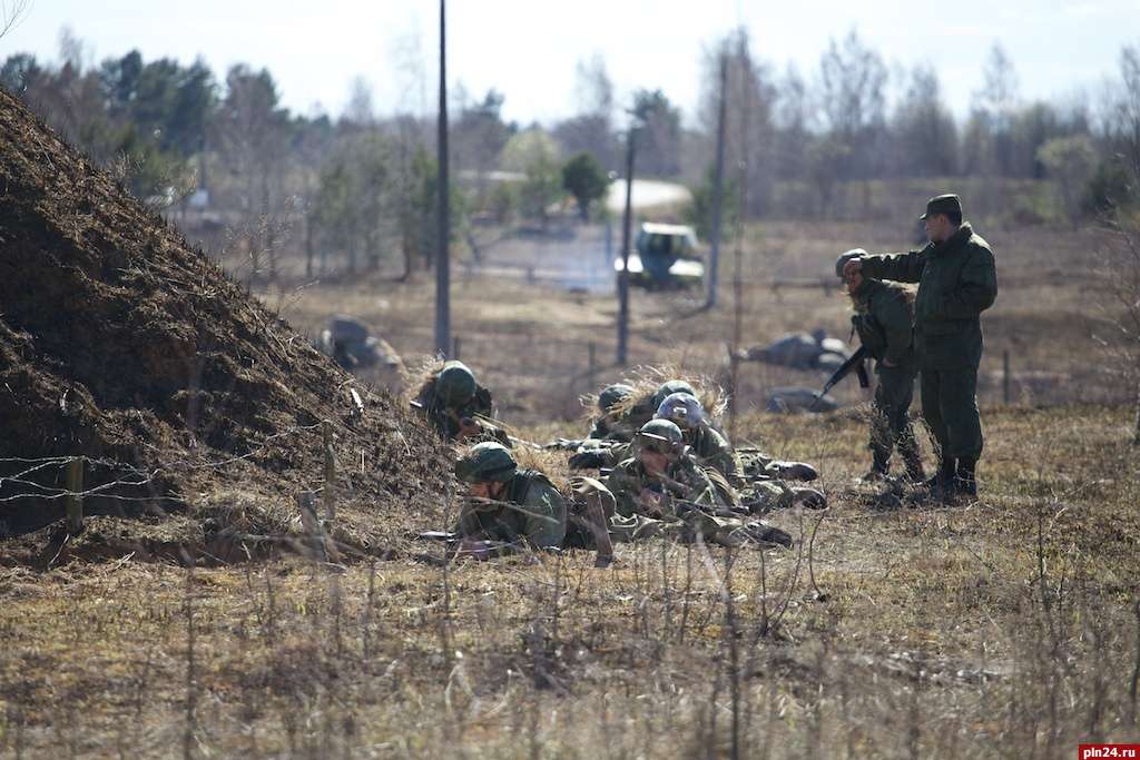 Максим разумовский боец альфы. Под шквальным огнем. Спецназ вв атакует противника. Под шквальным огнем. Артиллерийский огонь.