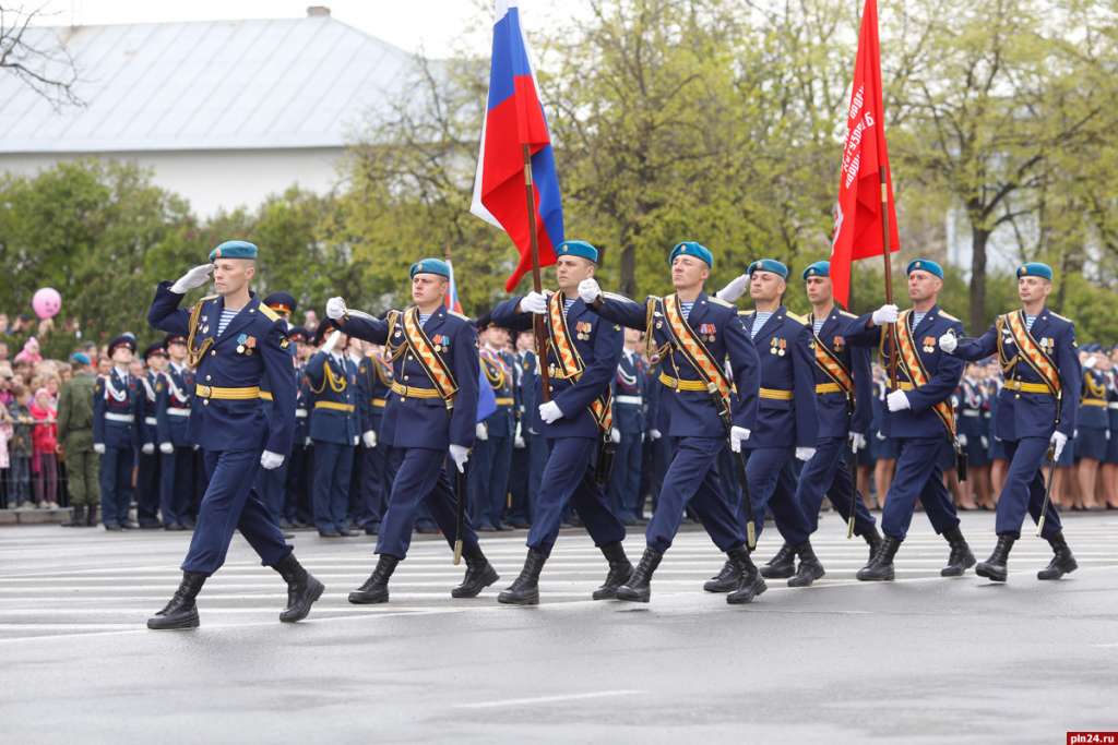 Неделю псков. 76 ДШД парад. Парад Псковская дивизия. Парад 9 мая в г остров 3 Псковская область. Парад город остров.