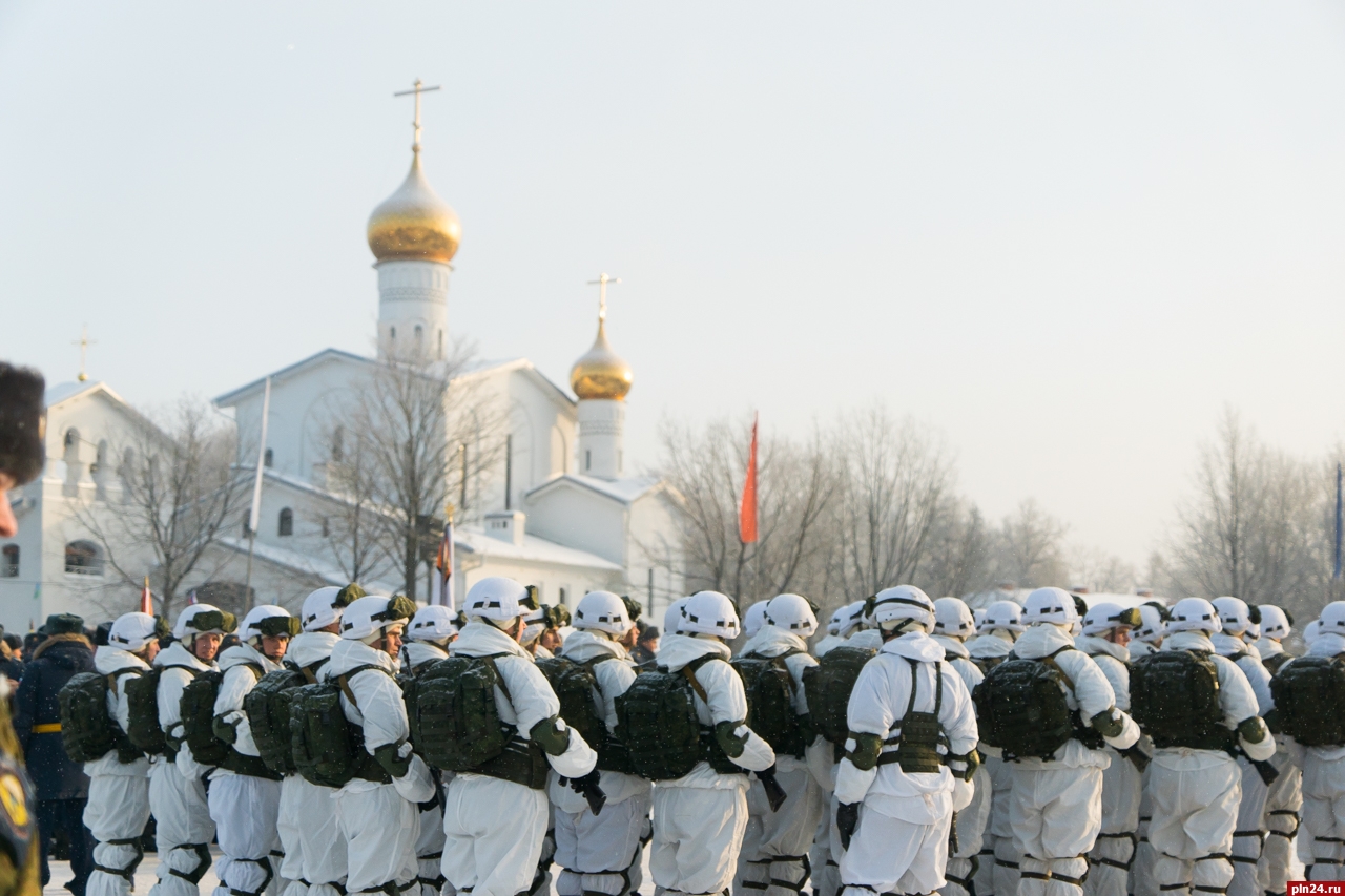 Псков войска. Парад 23 февраля в Пскове. 23 Февраля Псковский Гарнизон в крестах. Внутренние войска Псков.