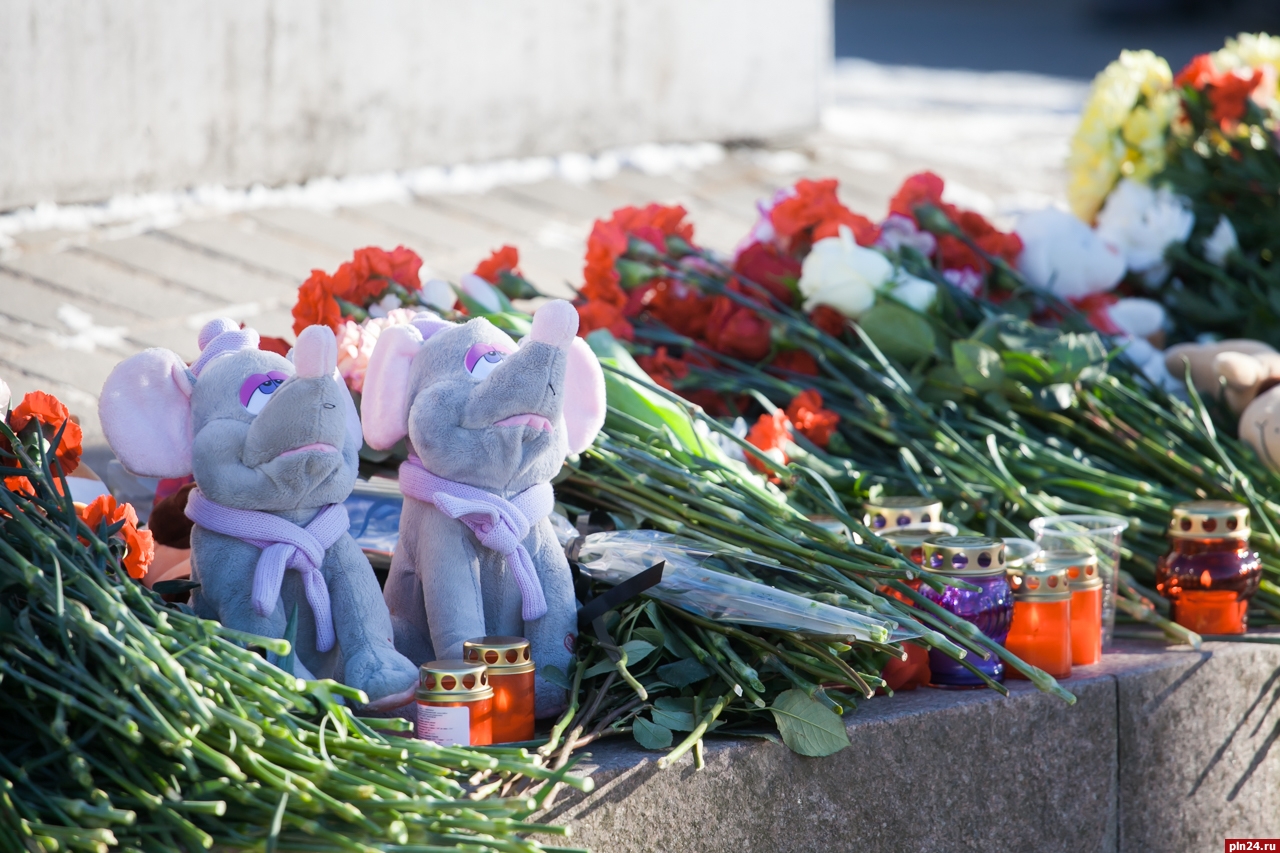 Белгород объявлен траур. Почтим память. Траур. Много траурных цветов по погибшим детям. Открытка память погибшим в Мариуполе.