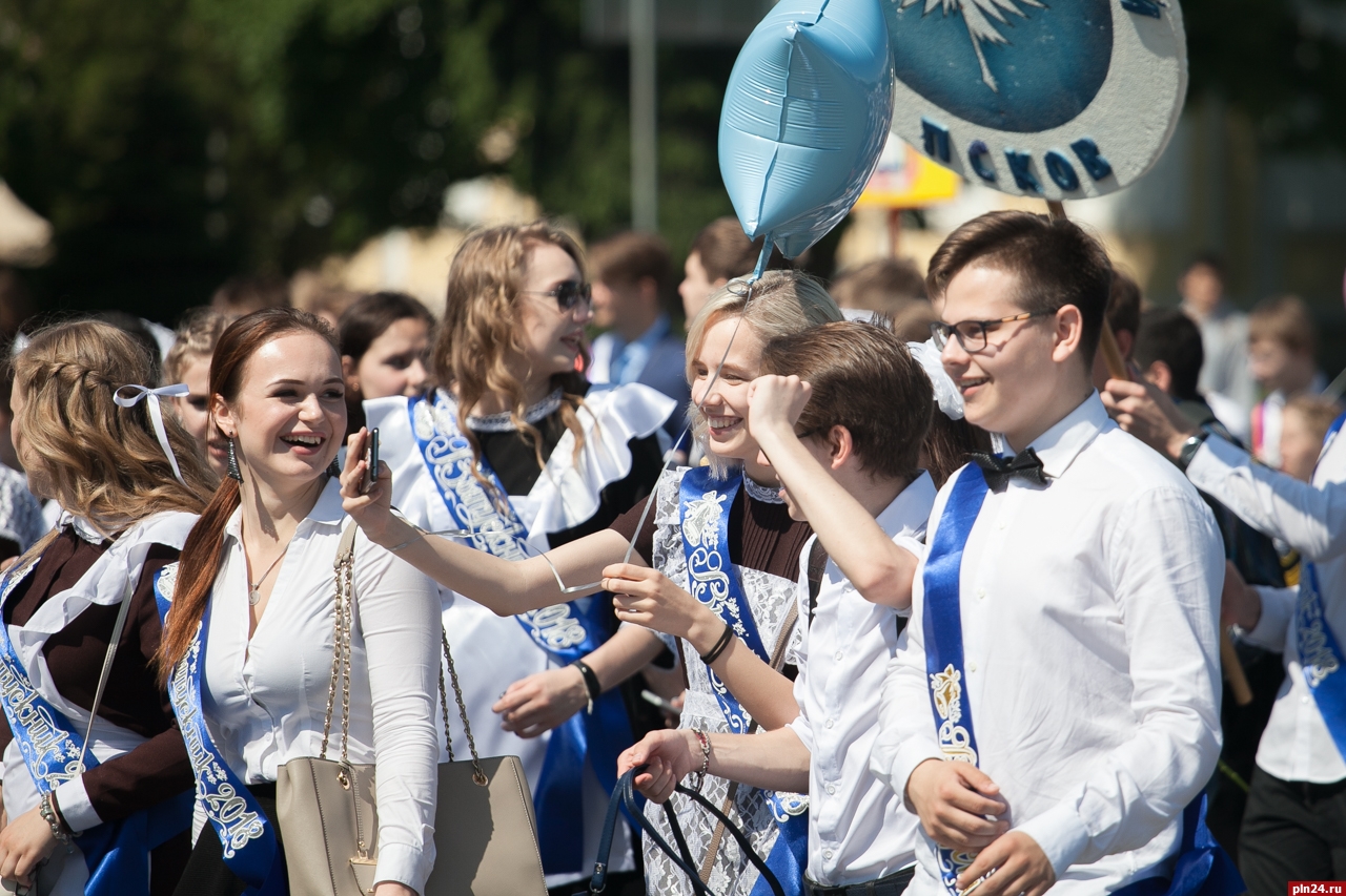 Почему 24 июня. Парк выпускников Псков. Псков выпускной Дата.