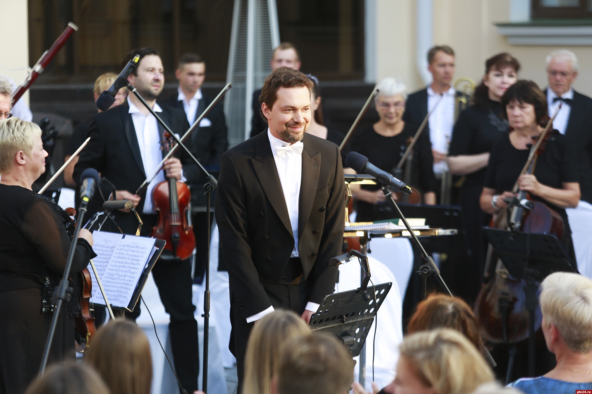 Псковское кино. Поэты и музыканты псковской. Фестиваль музыки во франции. Ходзинский николай дирижер фото. Знаменитые музыканты пскова.