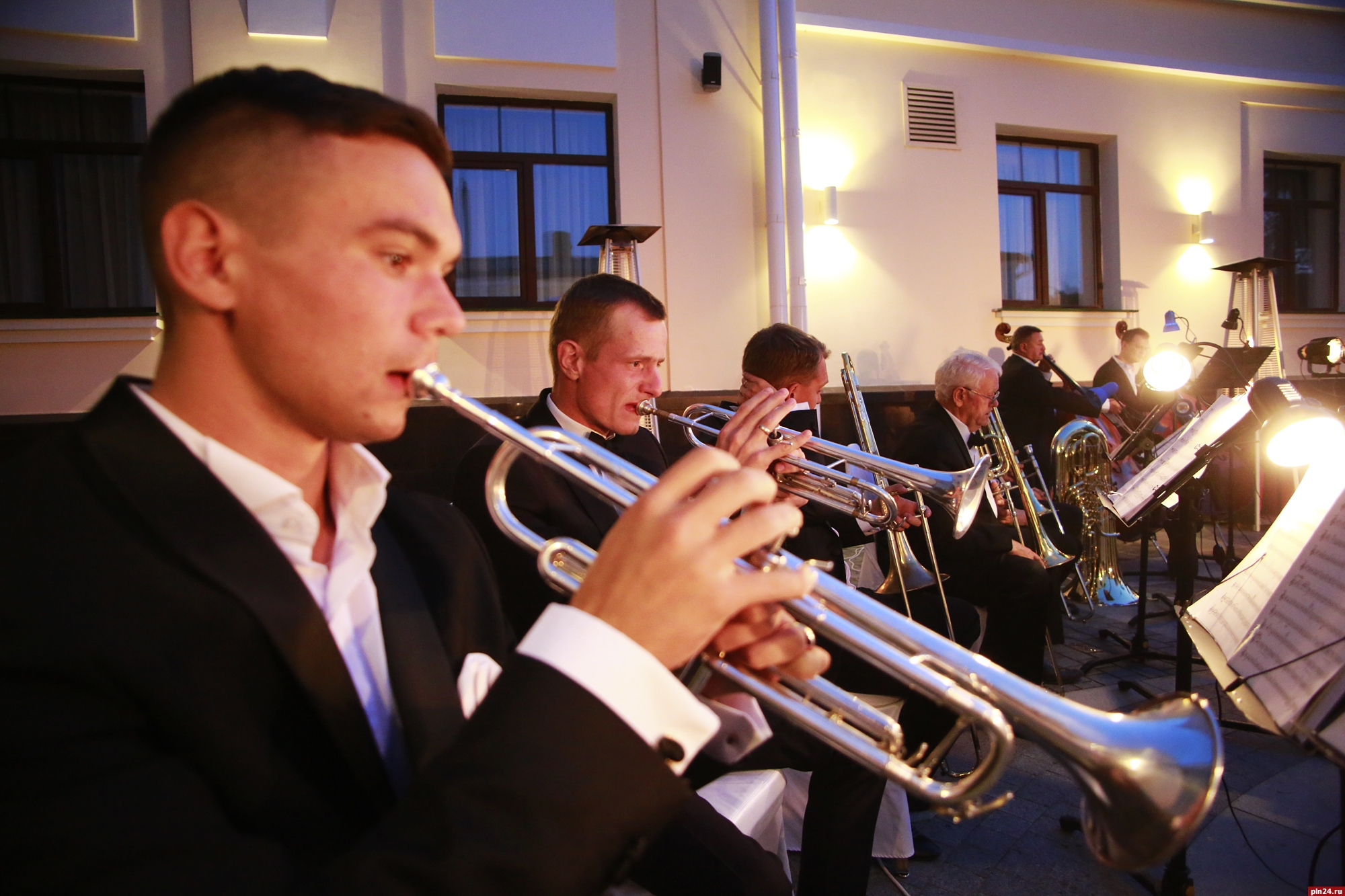 Петр лаул пианист. Солист мариинского театра. Уличный музыкант железноводск. Знаменитые музыканты пскова. Музыканты пскова.