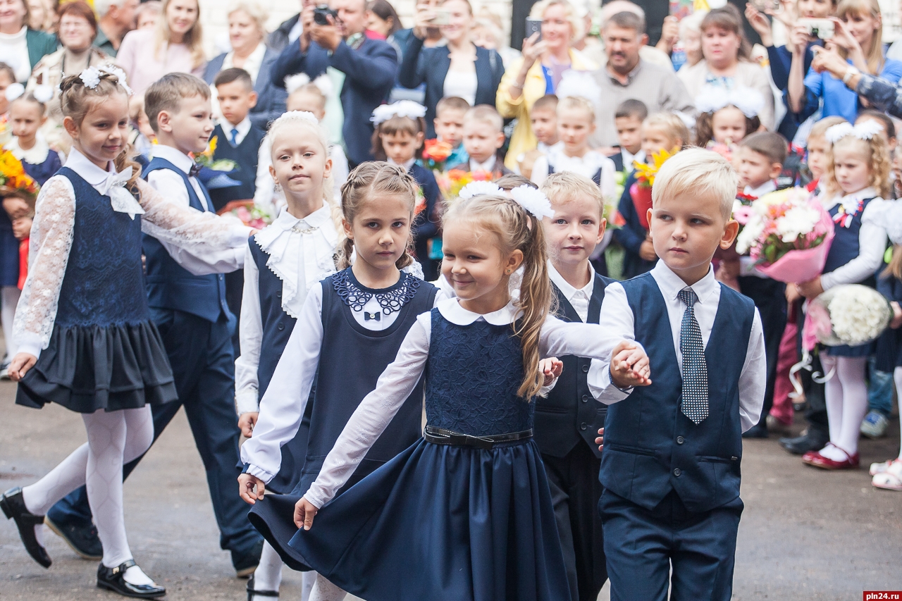 Первый класс начало. День знаний фото. Класс в школе. Провожаем в первый класс. Общая фотография 1 класс.