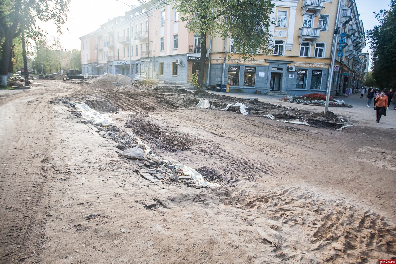 Дворы пскова. Путинский двор Псков. Октябрьский 33 двор Псков. Октябрьский 30 двор Псков. Дворы Псков фото.